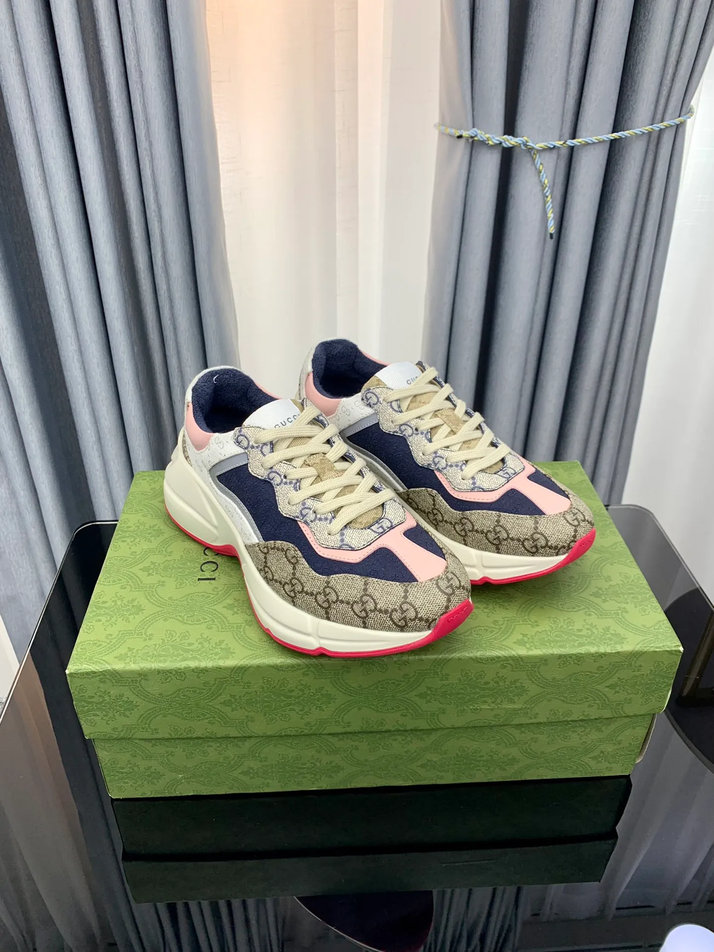 👟👟Ex-factory price 480👟👟 Gucci dad shoes for couples, distressed leather horn-shaped retro jogging shoes. The Balenciaga grandpa trend has subsided, ushering in GUCCI dad shoes, the trend leader in the fashion industry. The original shoes are molded and the original last is made by the Italian handmade foundry! [Gucci original dad shoes] Original surface: imported calfskin! Lining: Grade A hybrid lambskin! Outsole: The highest restoration sole. TPU material plus wear-resistant foam (anti-wear cushioning) ivory leather has been processed with an old-fashioned effect. The sole is 5cm high! The comfort level is excellent, killing all high-end versions on the market! Original logo outsole! 👣Size: Women’s size 35-40. Men's size 38-45. Women's heel with 🈚️logo! Men's heel with 🈶️logo!